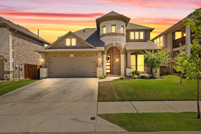 view of front of house featuring a lawn