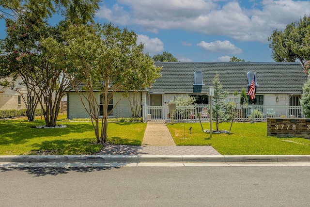 view of front of property with a front yard