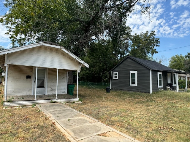 view of front of property featuring a front lawn