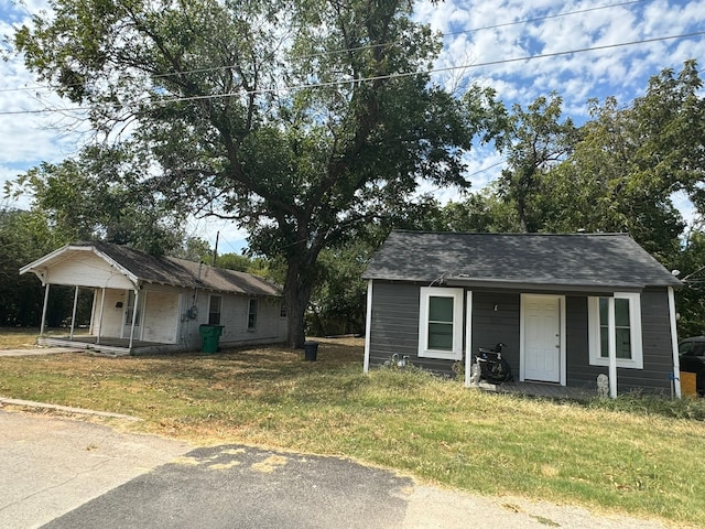 view of front of home featuring a front yard