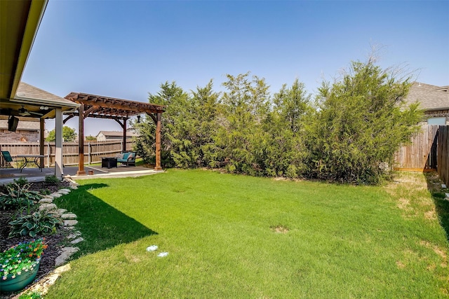 view of yard with ceiling fan, a pergola, and a patio area