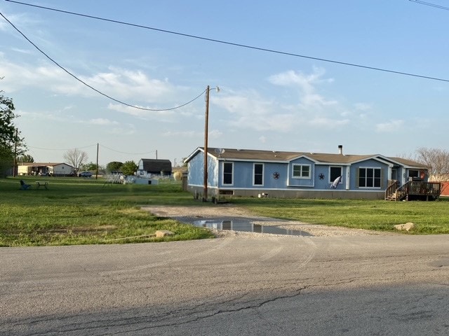 single story home featuring a front yard