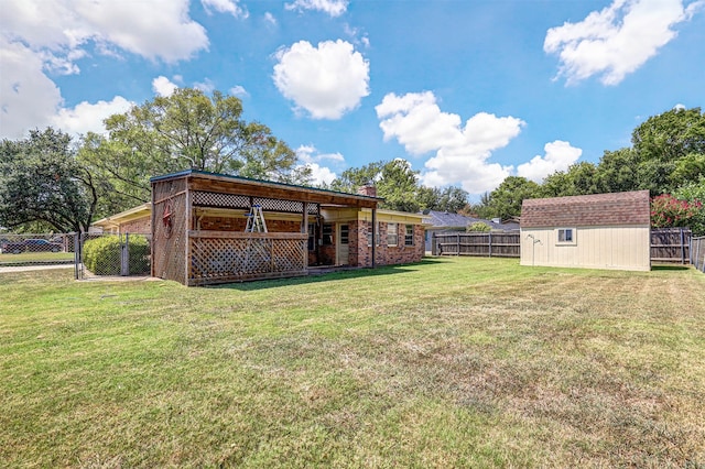 view of yard featuring a storage shed