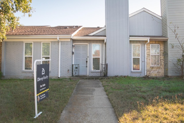 view of front facade with a front lawn