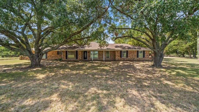 ranch-style house featuring brick siding and a front lawn