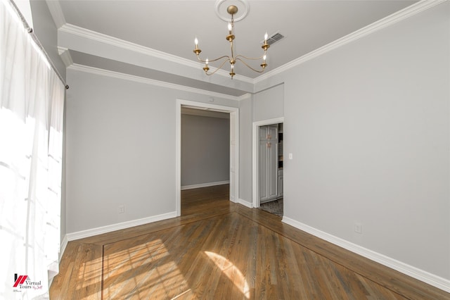 unfurnished room featuring dark wood-type flooring, visible vents, baseboards, ornamental molding, and an inviting chandelier