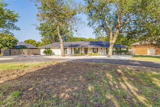 1900 Carriage Estates Rd, Sherman, TX 75092 - ranch-style house featuring driveway