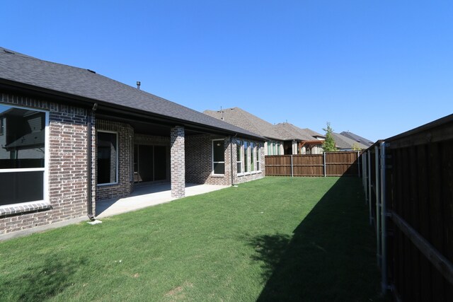 view of yard featuring a patio area