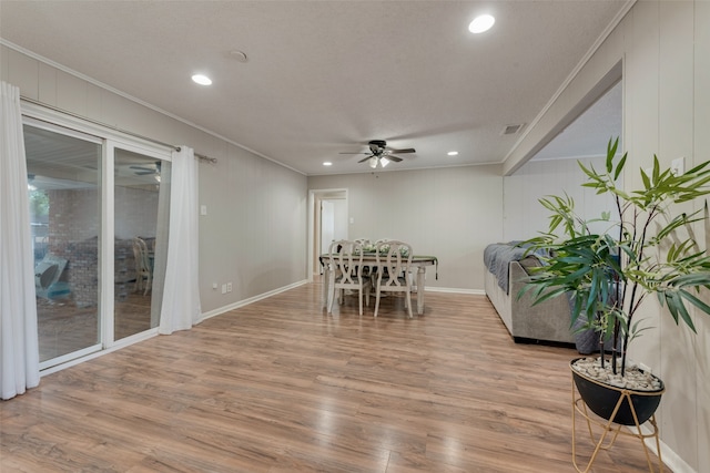 dining room with ceiling fan, a textured ceiling, light hardwood / wood-style flooring, and crown molding