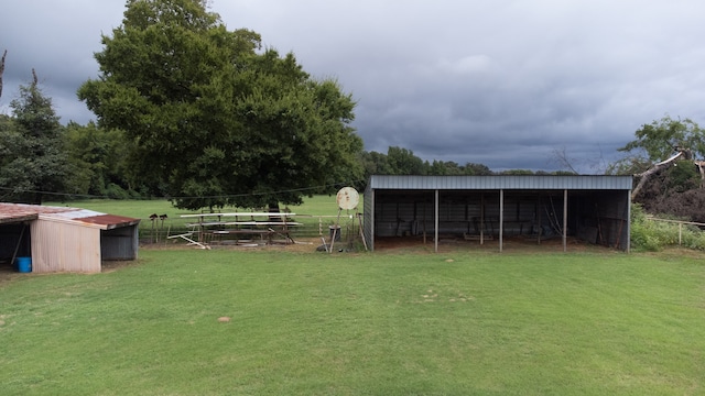 view of yard with an outbuilding