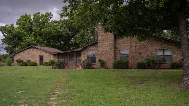 view of front of home with a front lawn