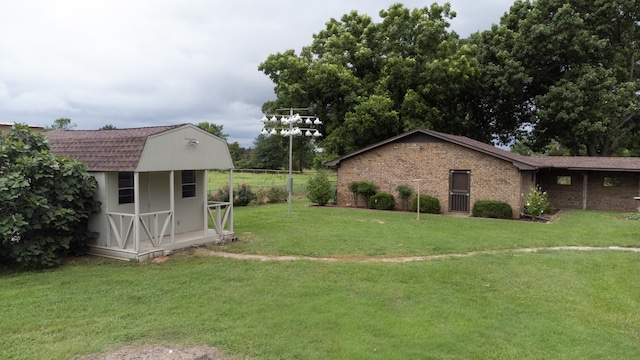 view of yard featuring a storage shed