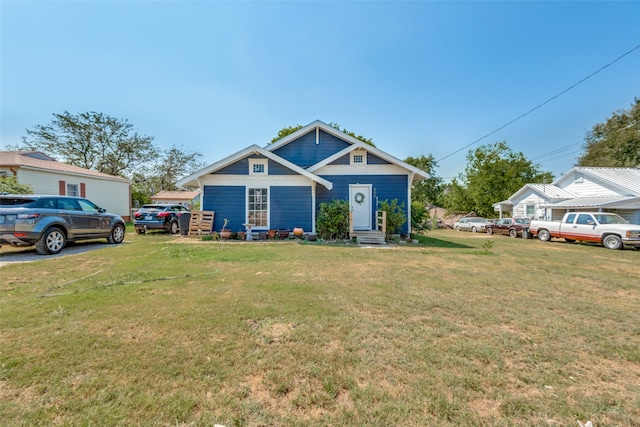 view of front of property featuring a front yard