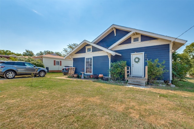 view of front of home featuring a front yard