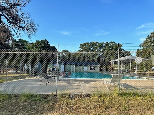 view of swimming pool