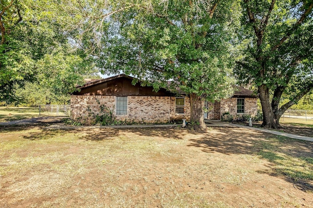 view of front of property with a front yard