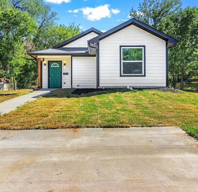 single story home with a front lawn