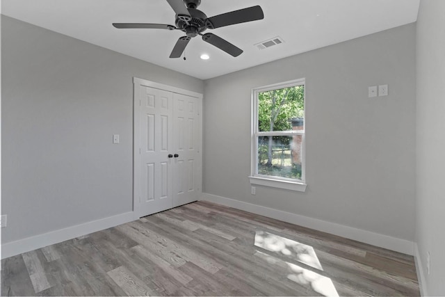 unfurnished room with light hardwood / wood-style flooring and ceiling fan