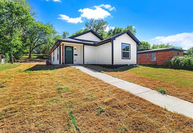 ranch-style home with a front yard