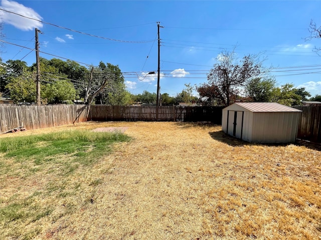 view of yard with a storage unit