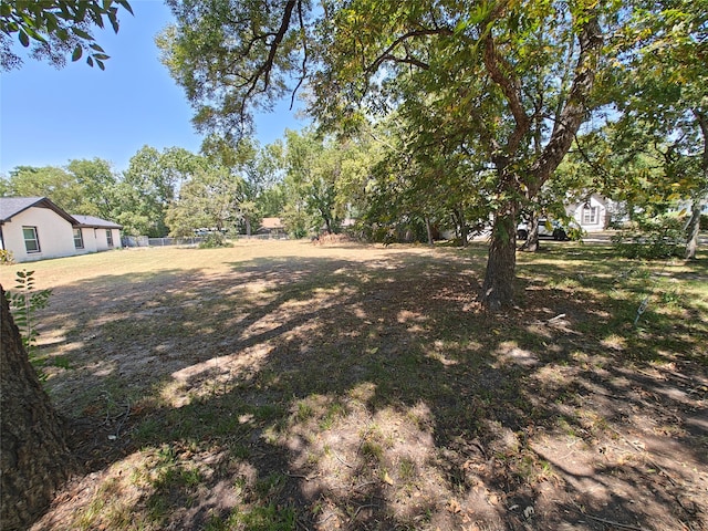 Listing photo 2 for 513 E 13th St, Bonham TX 75418