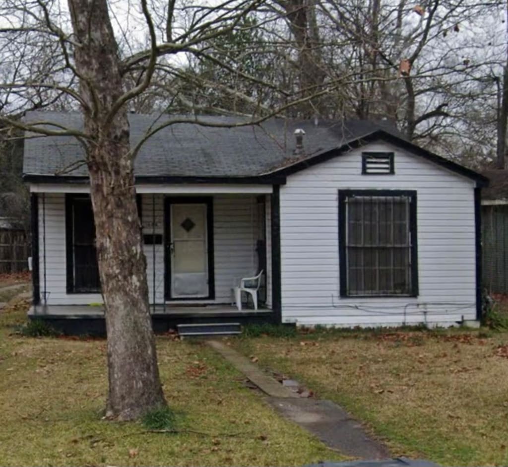 view of front of house featuring a front lawn