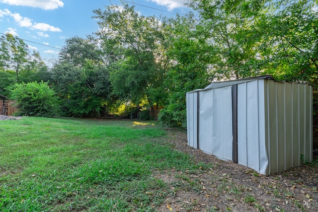 view of yard featuring a storage shed