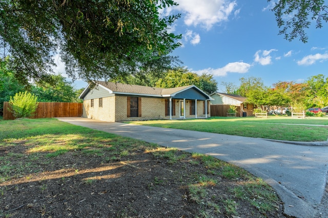 single story home featuring a front yard