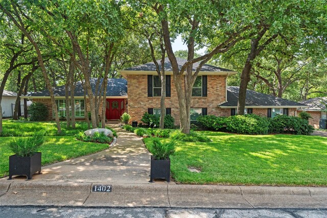 tri-level home featuring a front yard