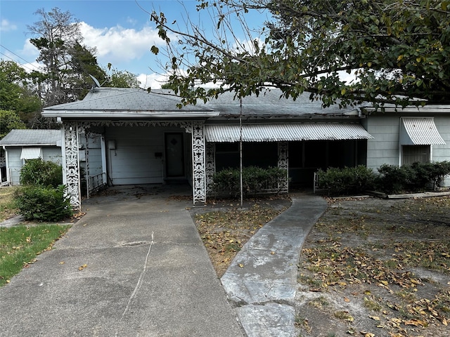 view of front of home featuring a carport