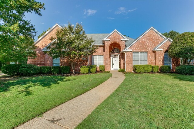 view of front of property featuring a front lawn