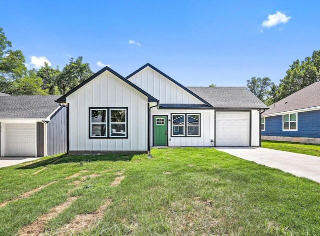 view of front of home featuring a garage and a front yard