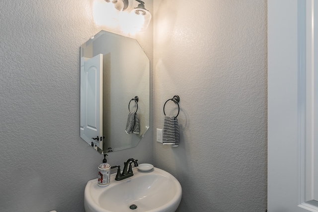 bathroom featuring sink