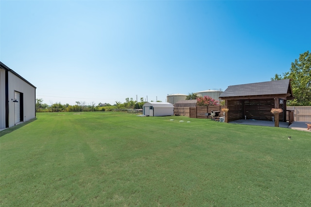 view of yard featuring an outdoor structure and a patio area