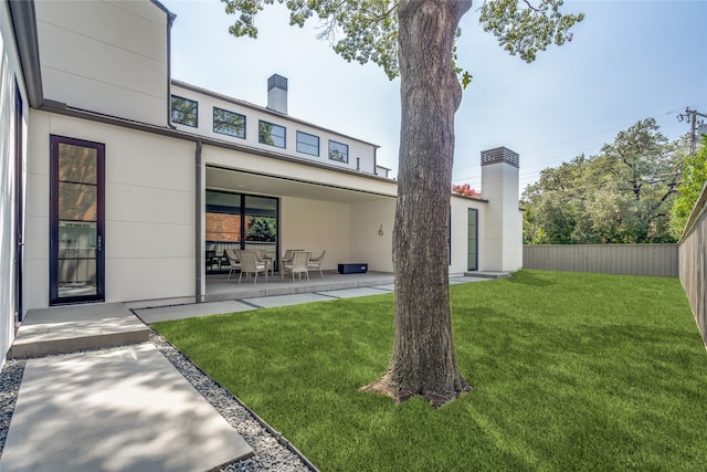 view of yard featuring a patio