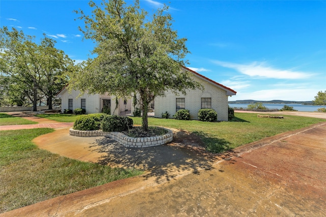 view of front facade featuring a front yard