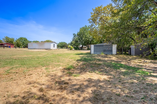 view of yard featuring a storage unit