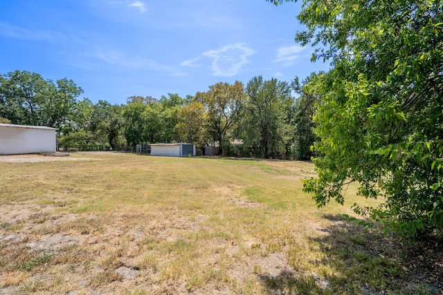 view of yard featuring an outbuilding