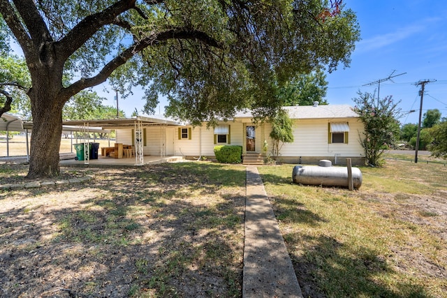 view of front of property featuring a carport and a front yard