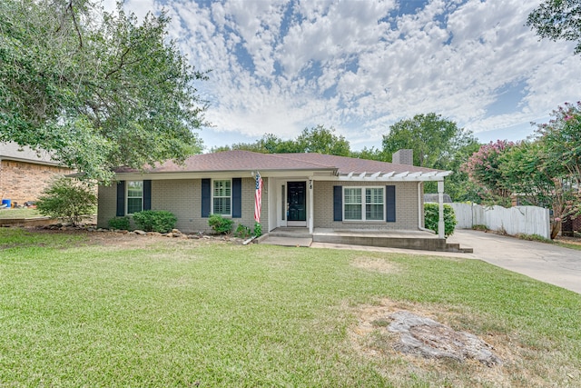 ranch-style home featuring a front lawn and a porch