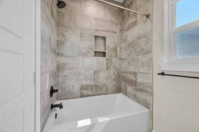 bathroom featuring tiled shower / bath combo