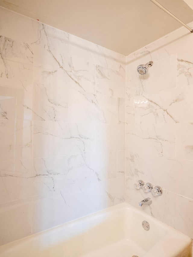 bathroom featuring tiled shower / bath combo