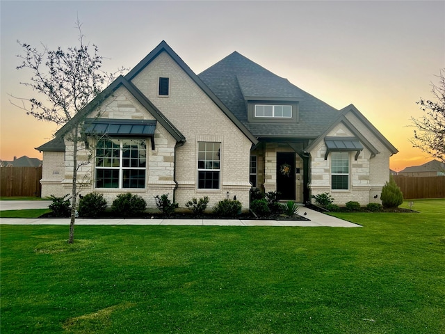 view of front facade featuring a lawn