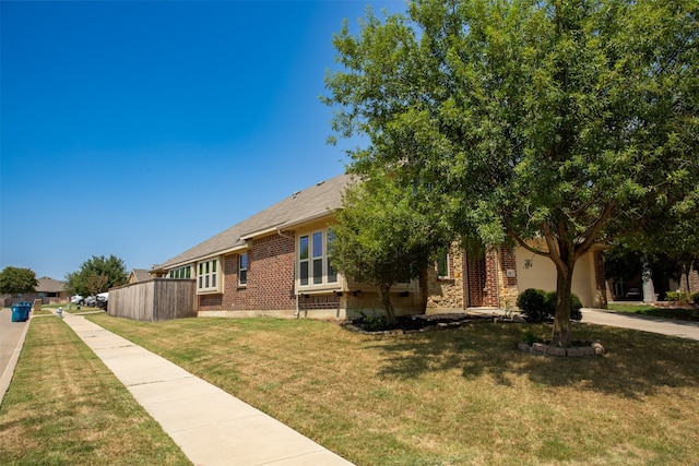 view of front facade with a front yard