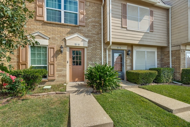 view of front of house featuring a front lawn