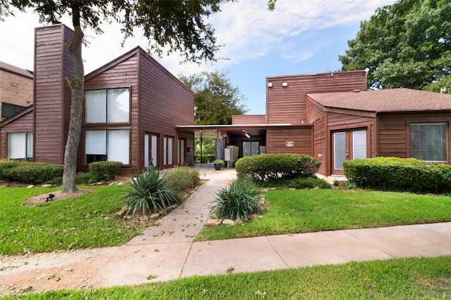 view of front of property featuring a front lawn