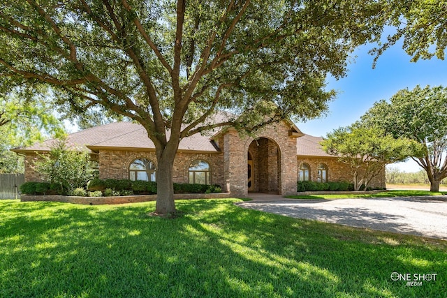 view of front facade featuring a front yard