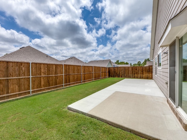 view of yard featuring a patio area