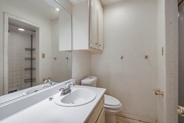 full bathroom with a shower, vanity, and toilet