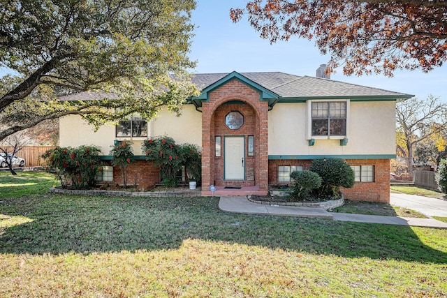 view of front of property featuring a front yard